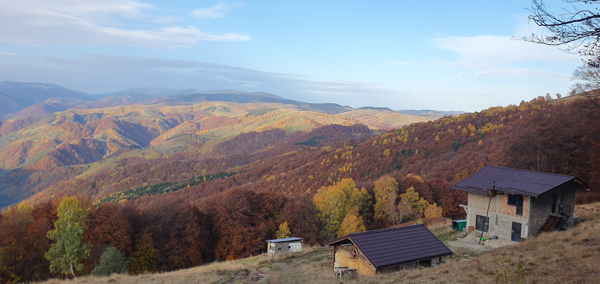Drumeție în Munții Cindrel: Vârful Măgura, cu oprire la Căsuța din Munți