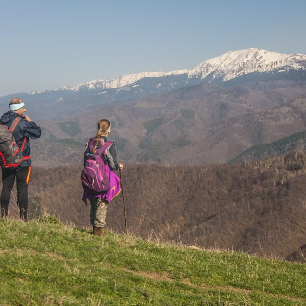 Drumeție pe poteci nemarcate și marcate în Munții Lotrului