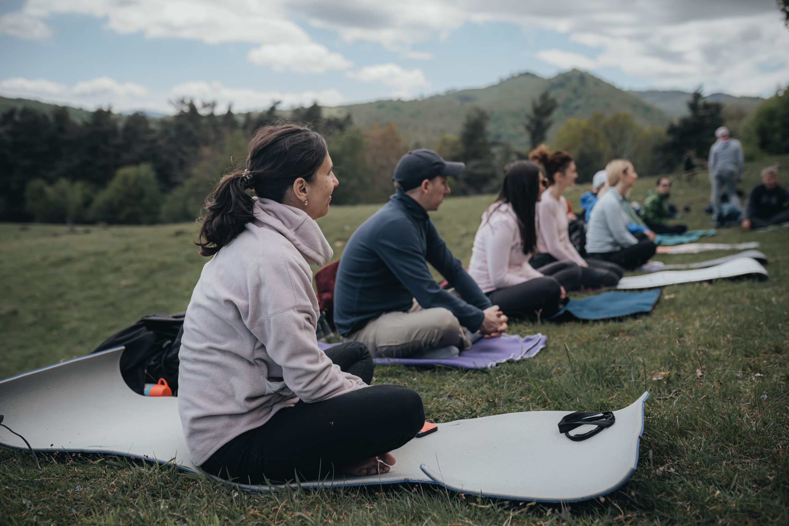 Drumeție Mindful: Salutul Soarelui în Poiana Soarelui (Adults Only)
