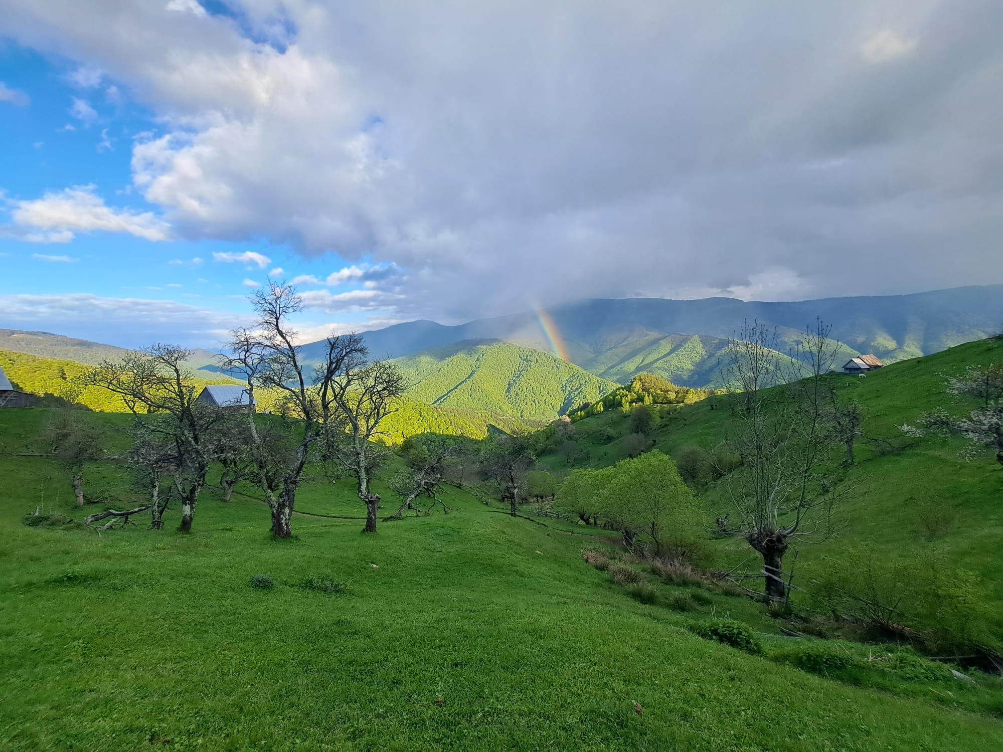 Drumeție în Țara Colibelor: Prânz ciobănesc și vizită la Hidrocentrala de la Sadu