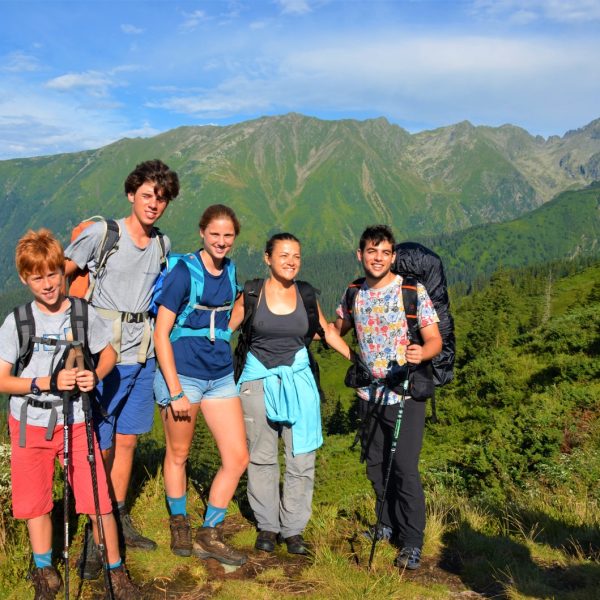 Drumeție spre Cabanele Bărcaciu și Negoiu la cules de afine