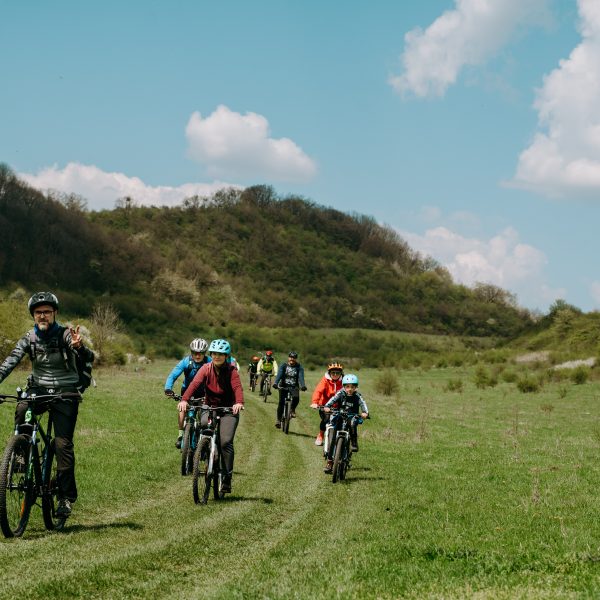 Tură de biciclete în familie pe traseul Mocănița - Valea Hârtibaciului