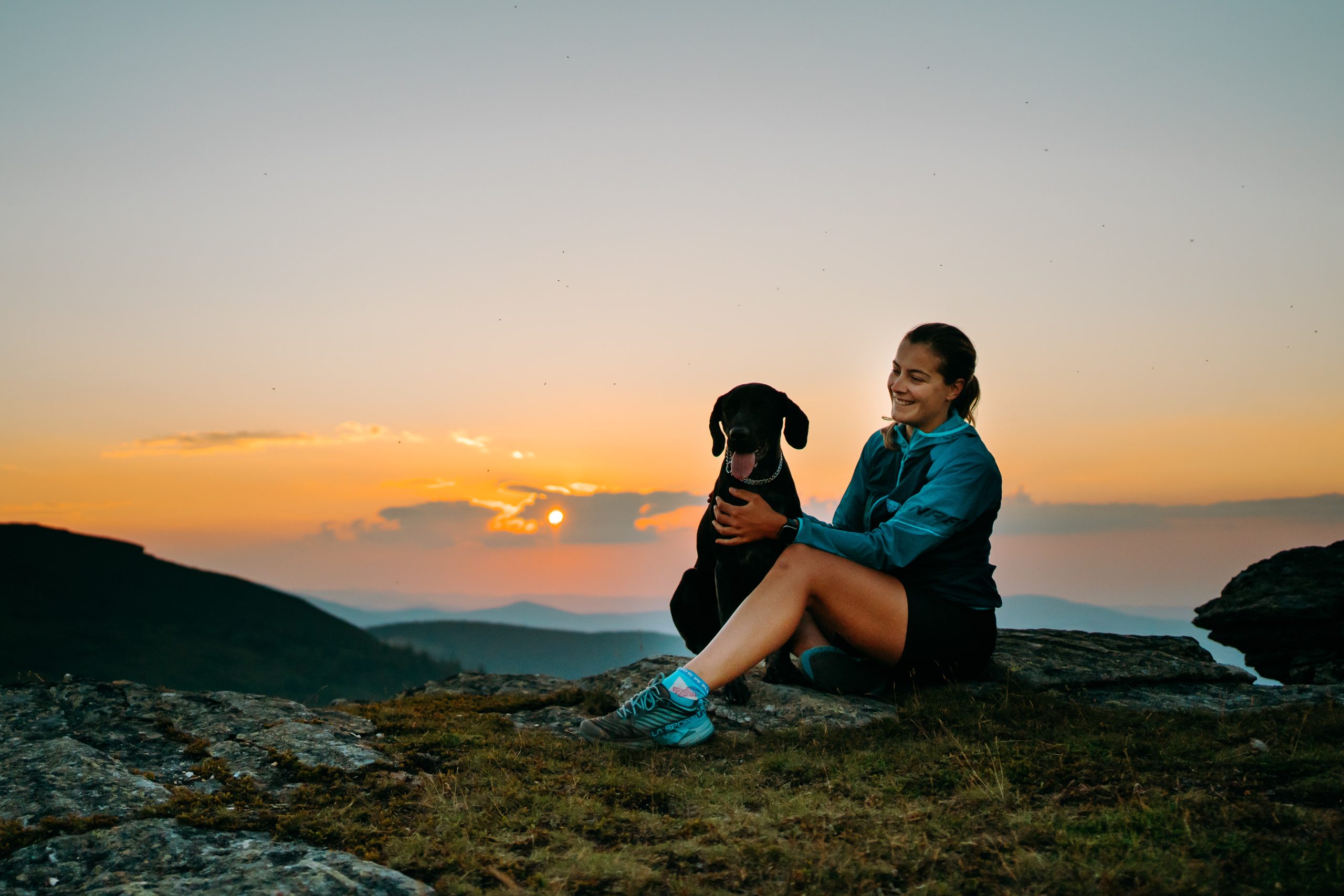Drumeție de vară în Munții Cindrel la apus de soare