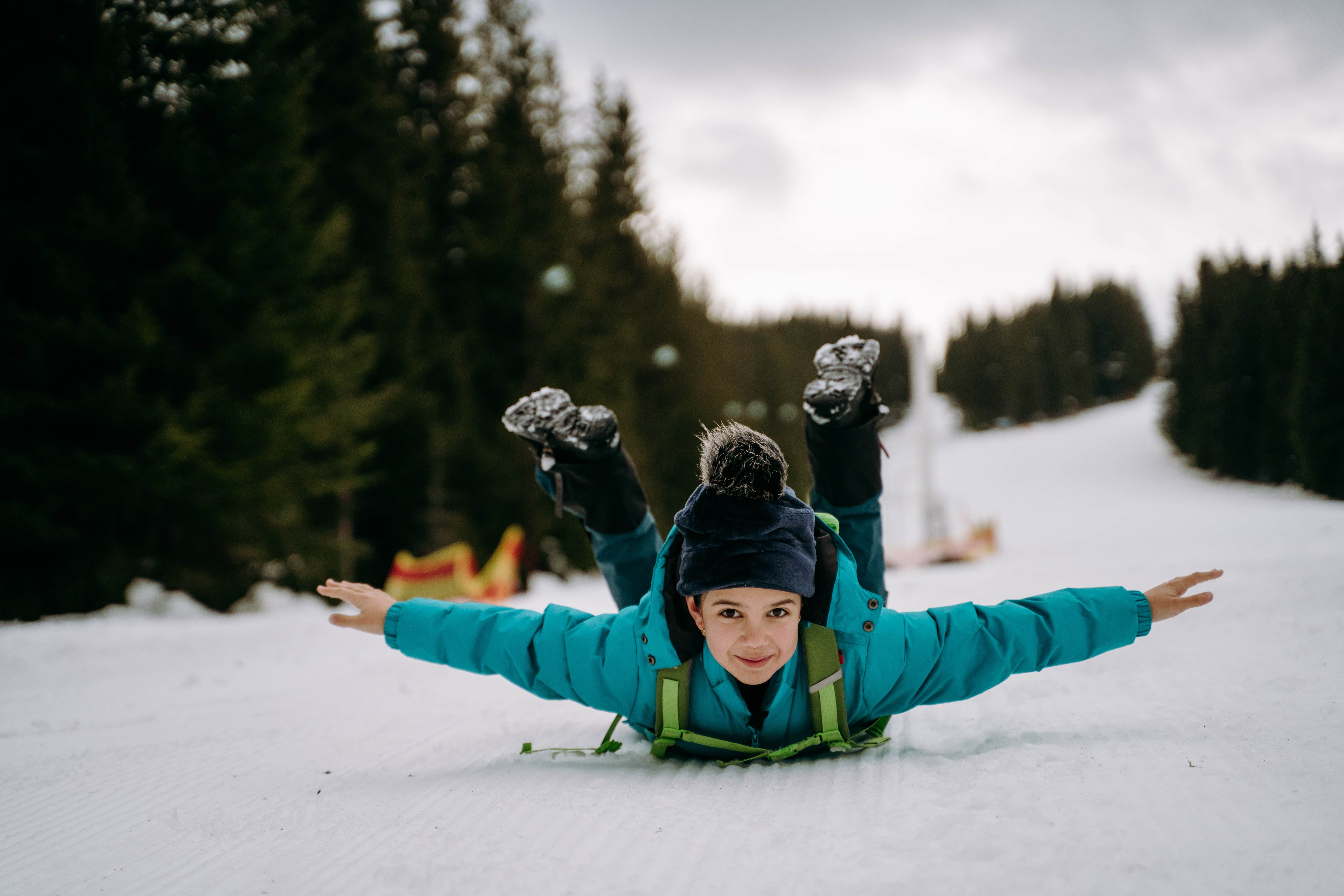 Drumeție în familie pentru căutarea cadourilor pierdute de Moș Nicolae prin Cindrel