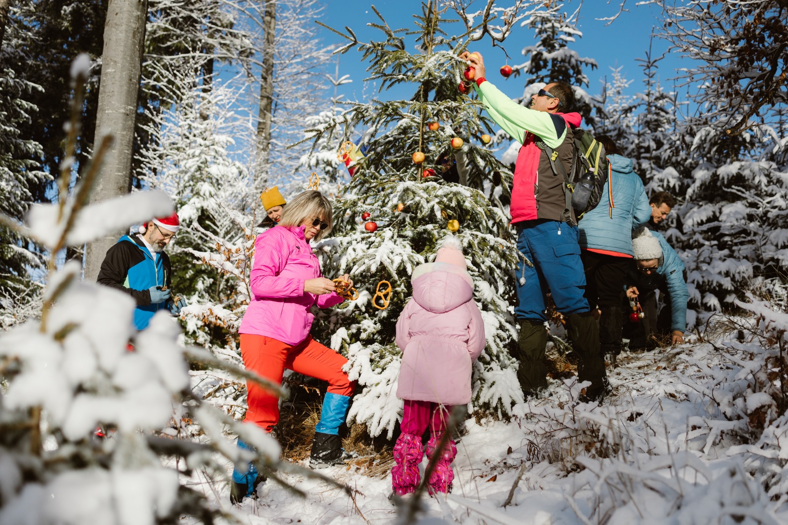 Colindăm cu mic cu mare și împodobim bradul la colibele din Gura Râului
