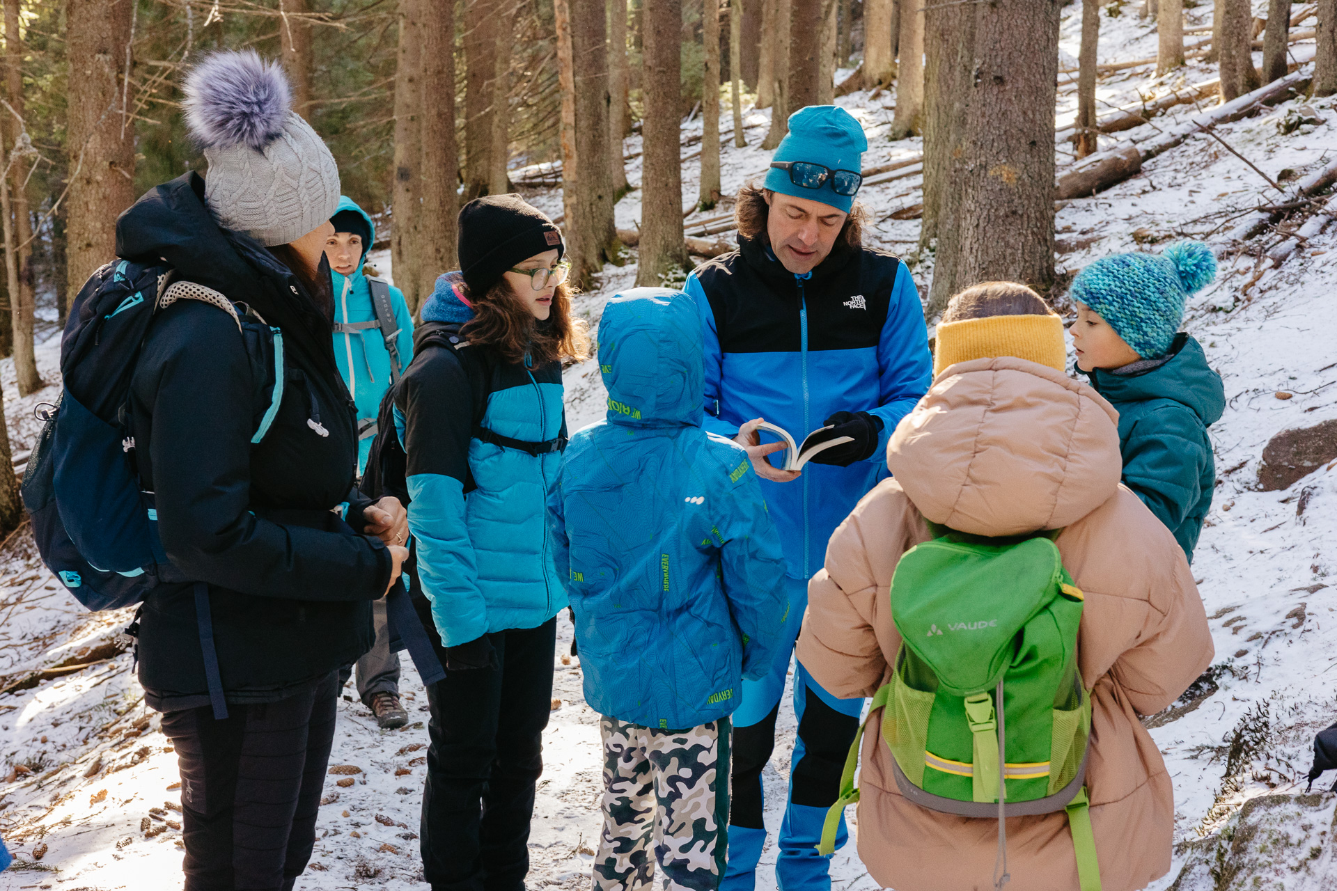 Drumeție în familie pe cărări mai puțin bătute spre stânci de legendă