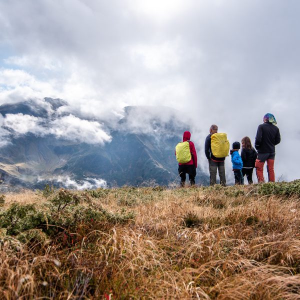 Wanderung für die kleinen Bergfreunde: Suru-Hütte und das Denkmal der Bergretter
