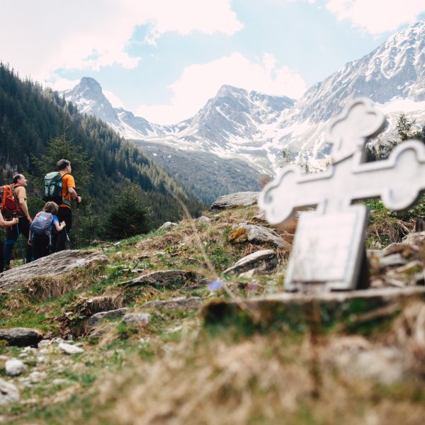 Wanderung für die kleinen Bergfreunde: Valea Sâmbetei und die Einsiedelei von Pater Arsenie Boca