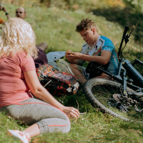 E-Bike-Abenteuer in den Bergen und durch Dörfer