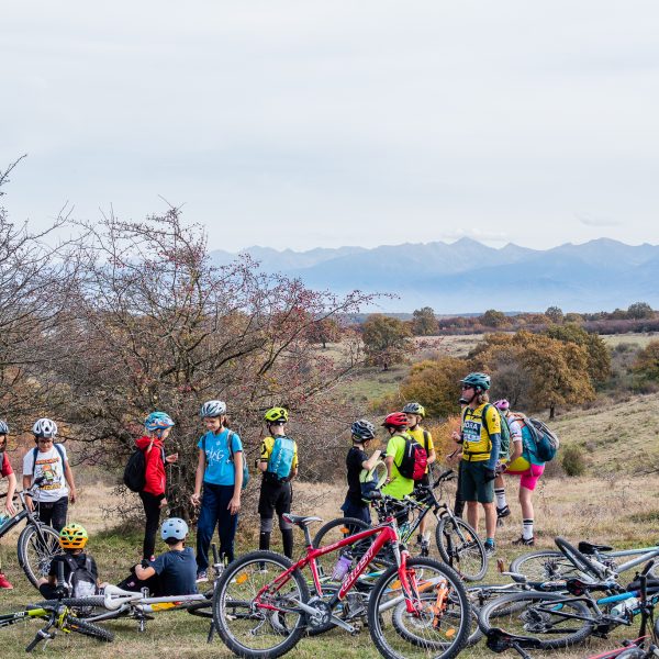 Tură e-bike after school pe dealuri și prin păduri: Poplaca și Rășinari